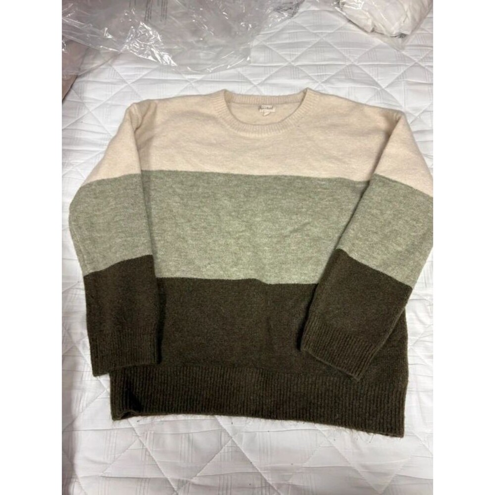 Hem & Thread Women’s Colorblock Sweater Cream Sage Olive Green Crewneck Cozy
